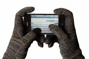 I 4 migliori guanti touch screen per controllare il tuo cellulare o tablet senza morire di freddo