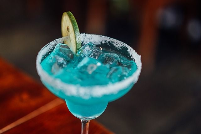 cocktail-blu-con-fetta-di-limone