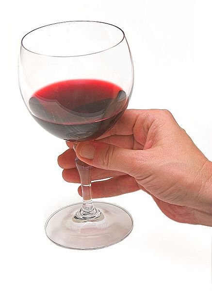 maneggiare-il-bicchiere-di-vino