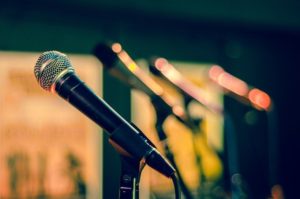 I 5 migliori supporti per microfono a base rotonda di cui ogni cantante ha bisogno