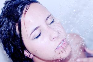 16 trucchi per migliorare la pelle secca e renderla idratata e radiosa