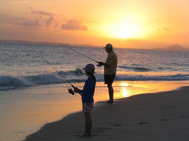 padre e figlio che pescano