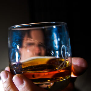 10 consigli per bere whisky come un professionista liscio, con ghiaccio o miscelato?